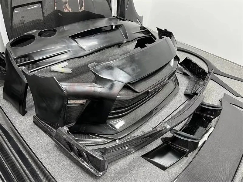 The New Carbon Fiber Body Kit Is Suitable for GTR35 08-16 Modified for TOPCAR Large Surround Bumper
